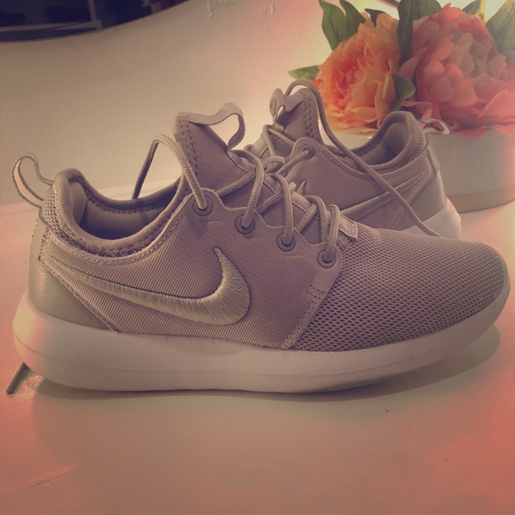 nike roshe two rose